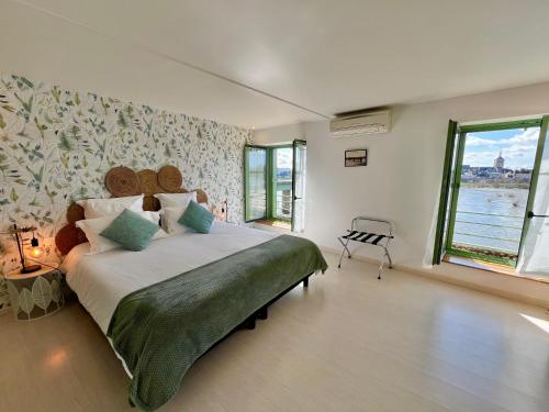 Tempat tidur dalam kamar di LA VUE LOIRE Maison