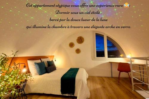 une chambre avec un lit et une fenêtre dans l'établissement - L'Evasion - Vue panoramique, à Gruissan