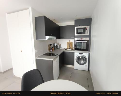 Il comprend une petite cuisine équipée d'un lave-linge et d'un four micro-ondes. dans l'établissement Very lovely apartment Bordeaux, à Bordeaux