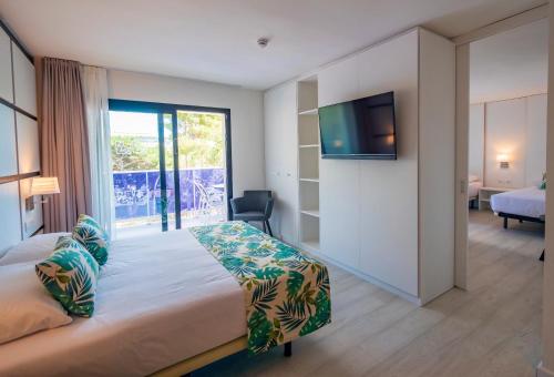 a hotel room with a bed and a tv at Golden Port Salou & Spa in Salou