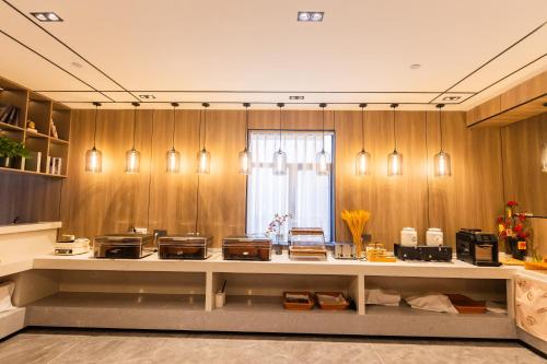 a kitchen with wooden walls and a counter with pots and pans at 逸方里广州北京路海珠广场地铁站店 in Guangzhou