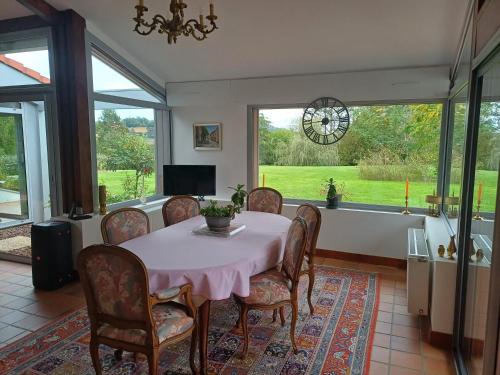 une salle à manger avec une table et des chaises dans l'établissement Maison 3 chambres avec piscine, à Dolmayrac