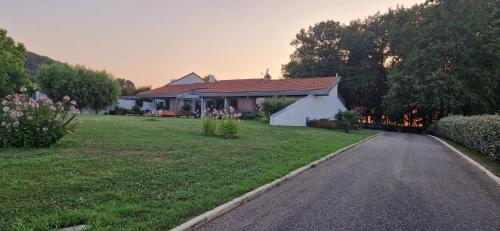 une maison avec une cour et une allée dans l'établissement Maison 3 chambres avec piscine, à Dolmayrac