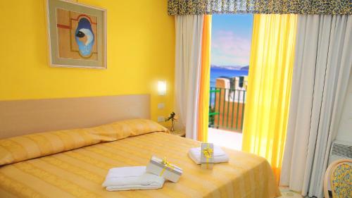 Una cama o camas en una habitación de Hotel Solemare Beach & Beauty SPA