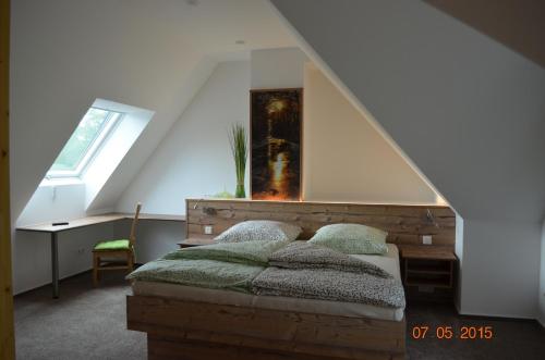 a bedroom with a bed with a wooden headboard at Spreewaldscheune am Fließ-Ferienwohnungen am Wasser in Burg in Burg