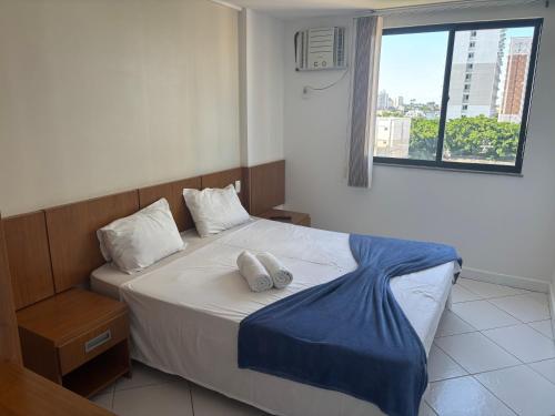 a bedroom with two beds and a window at Via Park Flat PARAÍSO in Campos dos Goytacazes