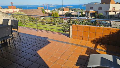 Un balcón con vista a una ciudad y al océano. en Vistas magnificas Islas Atlanticas, en Baiona