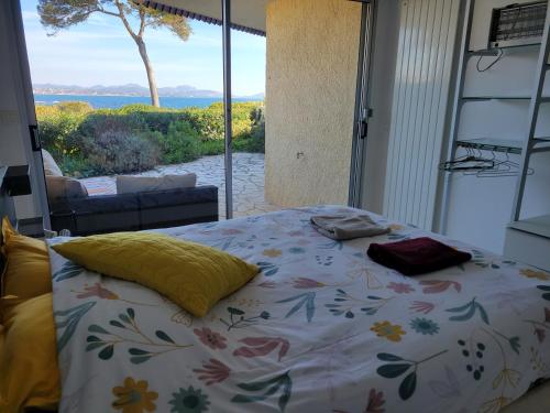 une chambre avec un lit avec vue sur l'océan dans l'établissement Le Serenity : mer, calme et tranquillité, à Saint-Aygulf