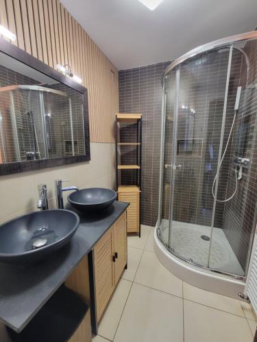 une salle de bain avec deux lavabos et une douche dans l'établissement Le Serenity : mer, calme et tranquillité, à Saint-Aygulf