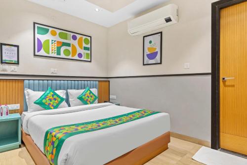 Katil atau katil-katil dalam bilik di Treebo Bella Vista, Shobhagpura