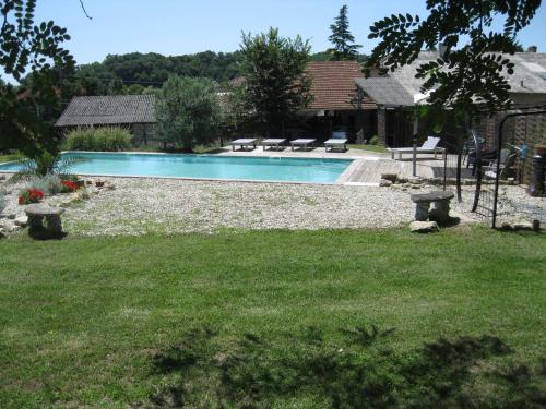 une piscine dans une cour à côté d'une maison dans l'établissement La Metairie des Ducs, à Sainte-Colombe-de-Duras