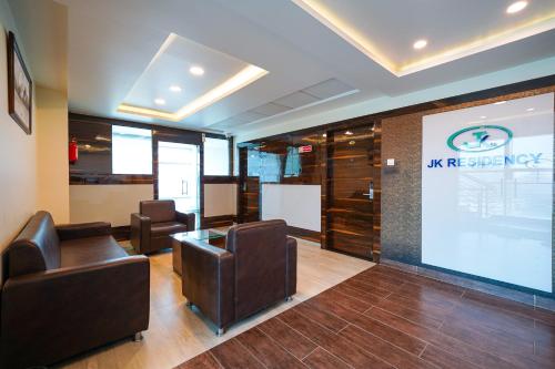 Ruang duduk di Open Hotel by Olive - JK Residency