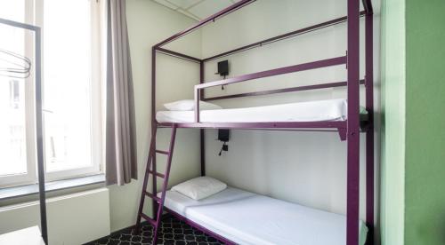 Un ou plusieurs lits dans un hébergement de l'établissement Safestay Brussels Grand Place