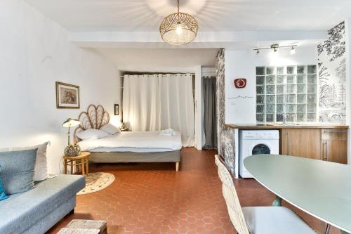 un salon avec un lit et un canapé dans l'établissement Superb studio au coeur du Panier, à Marseille