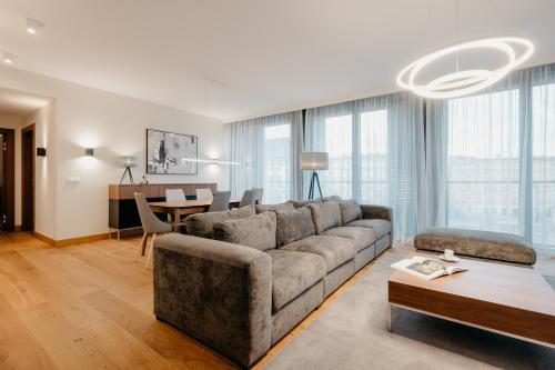 una sala de estar con un sofá y una mesa en inQse Plus Wroclaw Marina, en Wroclaw