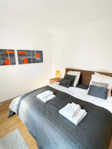 Una cama o camas en una habitación de BASELiving 3,5 Room Apartment - Bahnhof Basel SBB - Self Check-in