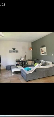 - deux grands lits dans une chambre avec un canapé dans l'établissement Bastide provençale 6-8 personnes, à Pourrières