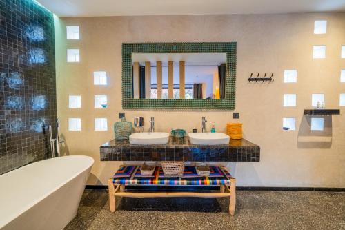 Bilik mandi di Villa Nomade - 4 BR BA - Piscine - Parking - Ourika