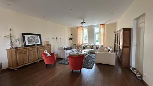 - un grand salon avec des canapés et des chaises dans l'établissement La villa des 3, à Tamerville