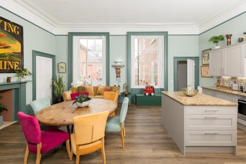 Una cocina o cocineta en Judges Lodgings Hotel Apartments Gloucester Docks with Secure Parking