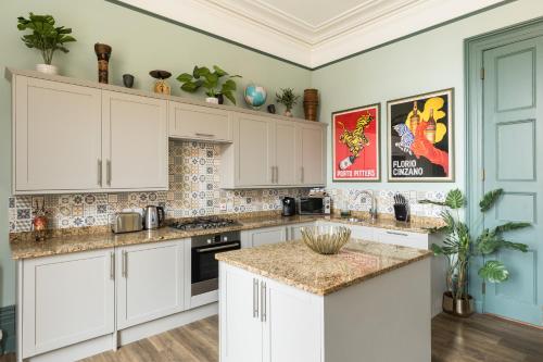 Una cocina o cocineta en Judges Lodgings Hotel Apartments Gloucester Docks with Secure Parking