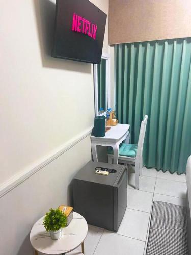 Chanmel Riversideにあるテレビまたはエンターテインメントセンター