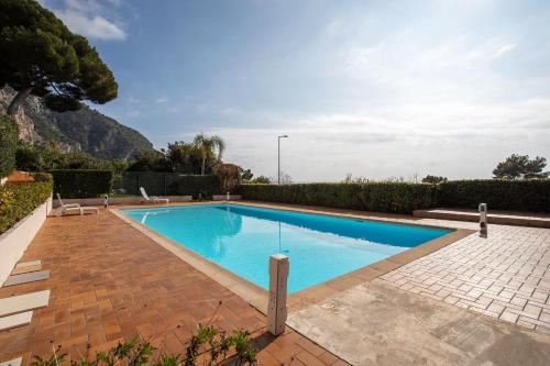 une piscine avec de l'eau bleue dans une cour dans l'établissement LA SOLEILLADE VI4451 By Riviera Holiday Homes, à Èze