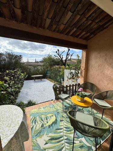 d'une terrasse avec une table, des chaises et une table. dans l'établissement Agréable maison cœur du Rouret, à Le Rouret