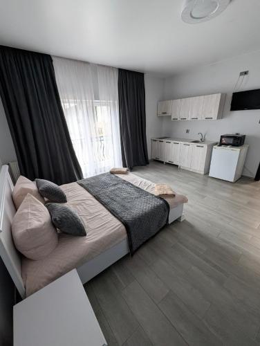 a bedroom with a large bed in a room at Ізумруд in Chop