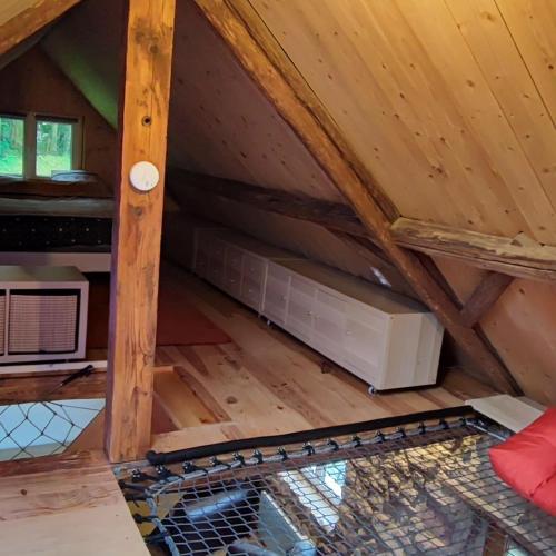 Cette chambre mansardée offre une vue sur les environs. dans l'établissement L'authentique, à Lièpvre