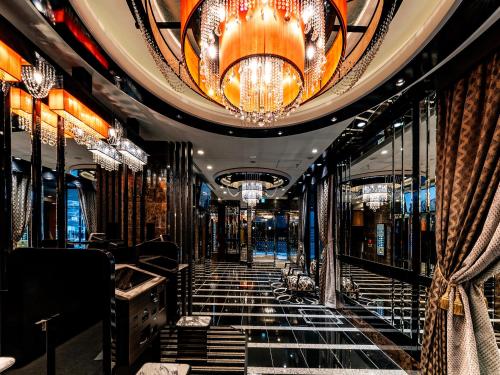 a view of a bar with a chandelier at APA Hotel Omori Ekimae Higashi in Tokyo