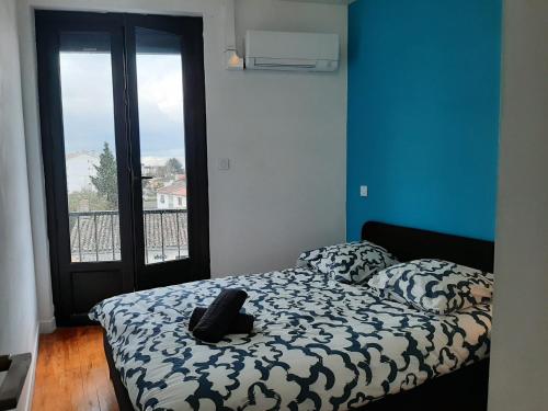 - une chambre avec un lit et un téléphone dans l'établissement Le beau T3 Fonneuve clim parking facile, à Montauban