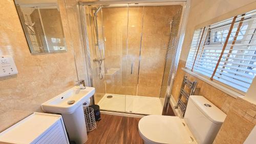 クロイドにあるDove Cott Croyde Sleeps 4 Central Locationのシャワー、トイレ、洗面台を備えたバスルーム