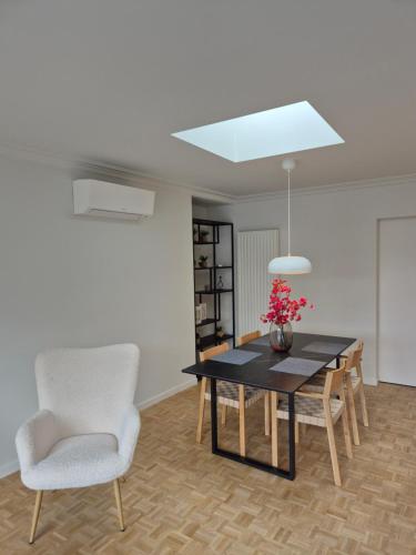 a dining room with a table and two chairs at Huis ALNA 8 in Mechelen