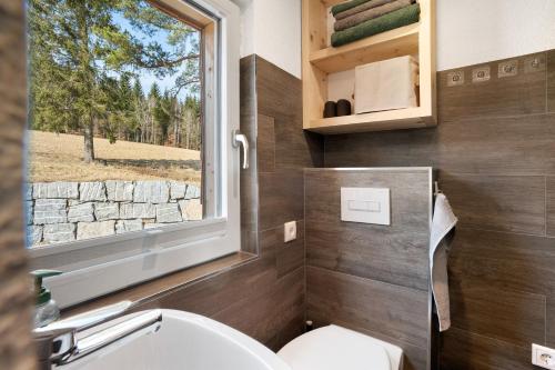 Un baño con inodoro y ventana. en Ferienhaus Fenzl, en Johanngeorgenstadt