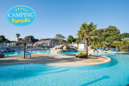 - une piscine dans un complexe avec un parc aquatique dans l'établissement Camping Paradis Domaine de Bel Air, à Landudec
