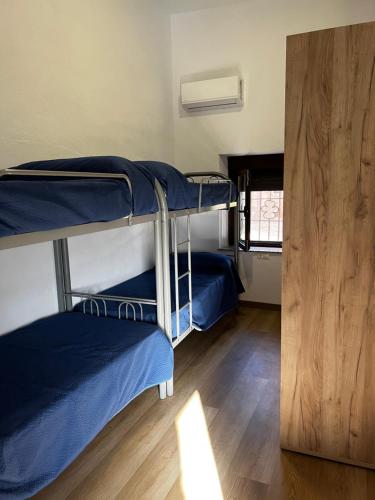a room with two bunk beds and a mirror at Pósito de Don Juan in Fuente Victoria