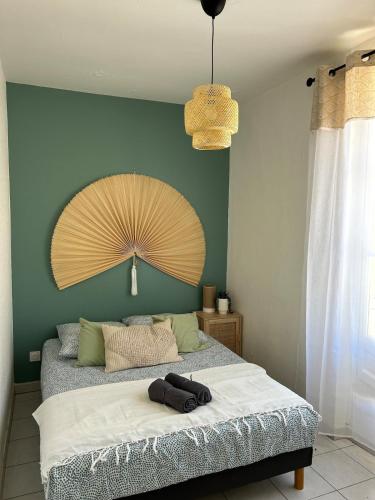 - une chambre avec un lit et un grand ventilateur dans l'établissement Foch 7-Proche Allée Paul Riquet-wifi-tv connectée, à Béziers