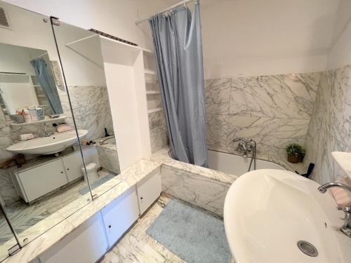 une salle de bain avec un lavabo et un miroir dans l'établissement Superbe appartement à St Raphaël, tout à pied, à Saint-Raphaël
