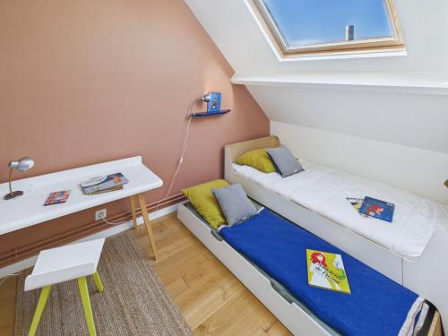 a small room with a bed and a desk at Maison pour 8 - Piscine chauffée - 800m de la plage in Penmarcʼh