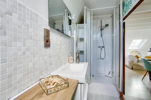 une salle de bain avec un lavabo et une douche dans l'établissement Appartement pour 4 à 200m de la plage du Prieuré, à Dinard