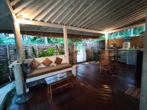 ein Wohnzimmer mit Sofa und Tisch in der Unterkunft Villa Ibu gili trawangan in Gili Trawangan