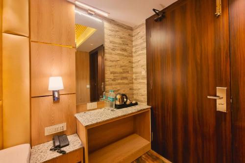 Bilik mandi di Hotel Katson Blue, Dalhousie