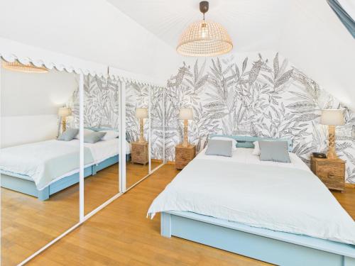- une chambre avec 2 lits et un papier peint tropical dans l'établissement Maison pour 10 personnes avec grand extérieur, à Plomeur