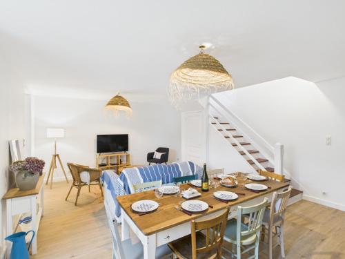 une salle à manger avec une table et des chaises bleues dans l'établissement Maison pour 8 avec terrasse - Kerity, à Penmarcʼh
