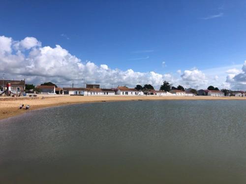 maison de pêcheur face à la plage du plan d'eau