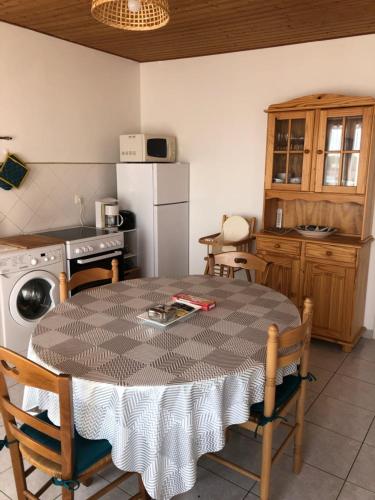 Il comprend une cuisine équipée d'une table et d'un réfrigérateur. dans l'établissement maison de pêcheur face à la plage du plan d'eau, à LʼAiguillon-sur-Mer