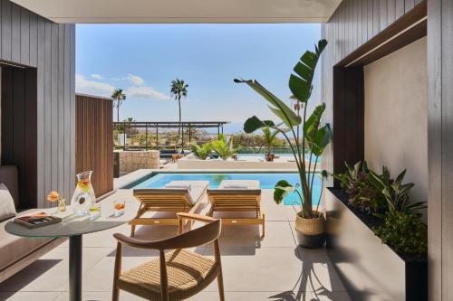 Bazén v ubytování Royal Hideaway Corales Villas nebo v jeho okolí