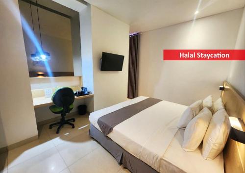 une chambre d'hôtel avec un lit et un bureau dans l'établissement Pondok Labu Residence, à Jakarta