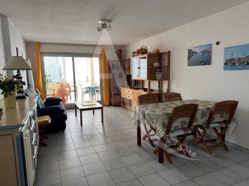 une cuisine et un salon avec une table et des chaises dans l'établissement SPACIEUX APPT 2 CHAMBRES QUARTIER DES PLAGES, à Sète